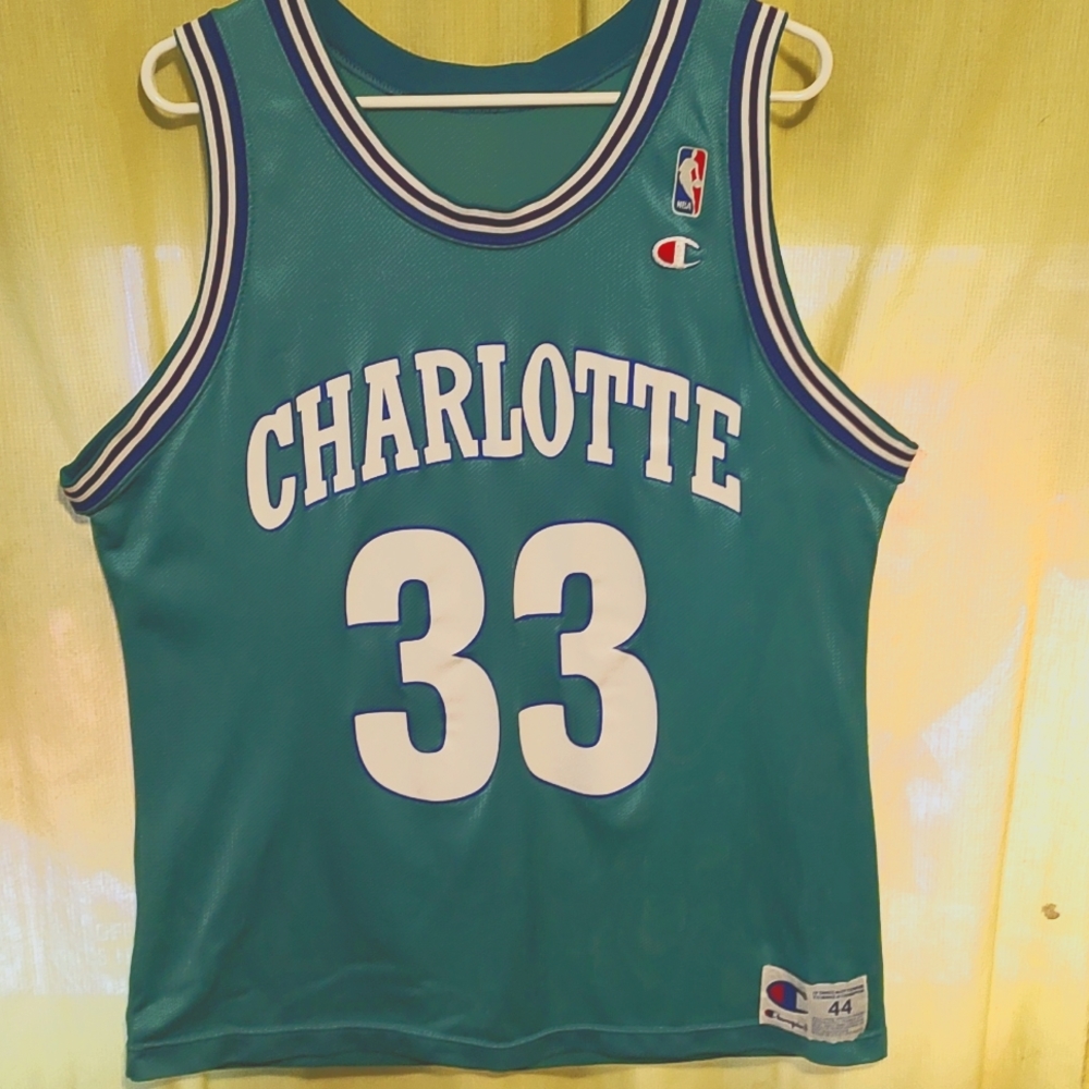 Charolette Hornets Alonzo Mourning Jersey. Size large.